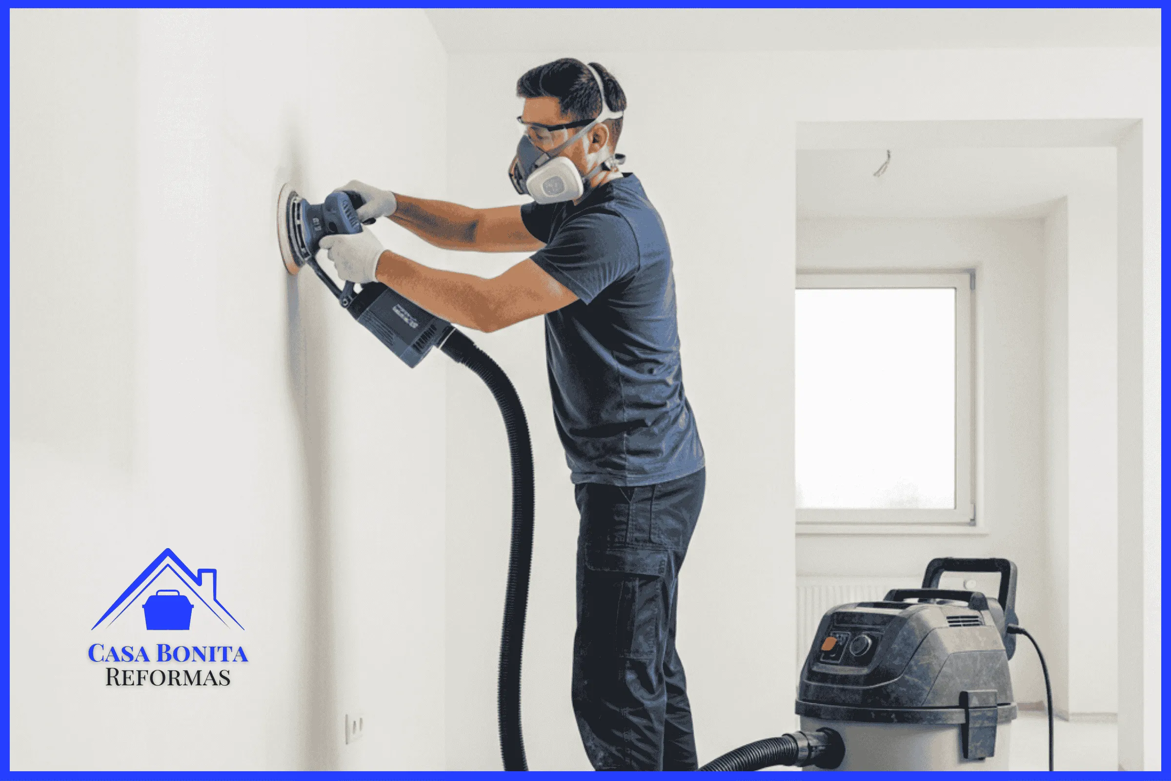 A Tecnologia do Lixamento Aspirado pintor profissional, usando óculos de proteção e máscara respiratória, está lixando a parede interna de um apartamento. Ele segura uma lixadeira roto-orbital moderna que está conectada por uma mangueira preta e grossa a um aspirador industrial robusto (com filtro HEPA) posicionado no chão ao seu lado. O ambiente é claro, limpo e, o mais importante, não há nenhuma névoa de poeira no ar. O piso está protegido.