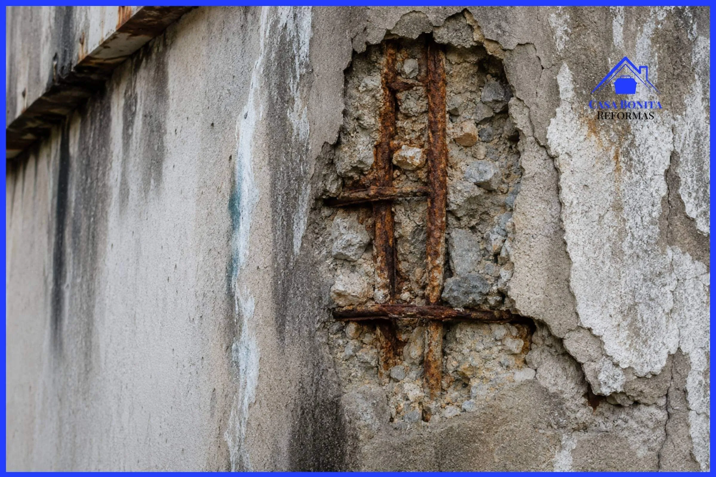 Patologias de Maresia em Edificação Residencial em Salvador Desplacamento de reboco com exposição de armadura enferrujada em fachada de apartamento em Salvador causado por maresia