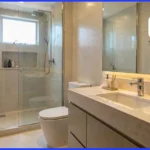 Reforma de banheiro em apartamento com porcelanato, box, bancada e novos acabamentos.